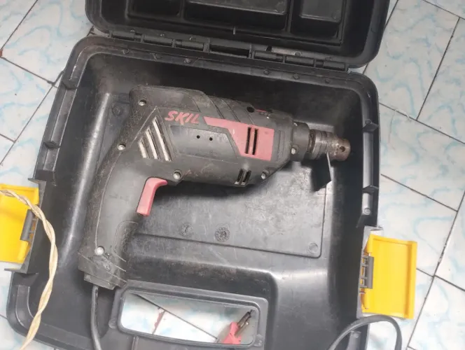 Vendo furadeira Skil com a maletinha