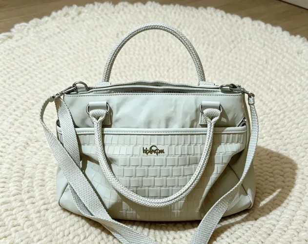 Bolsa kipling original comprada no Japão com nf código 26 02 01,tem vários cor creme