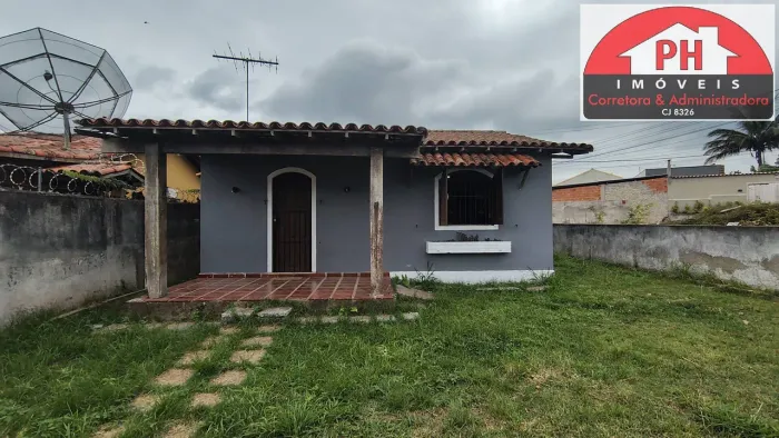 Linda Casa Linear com varanda, quintal gramado e excelente localização