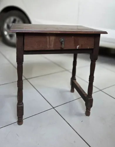 Mesinha de cabeceira clássica 