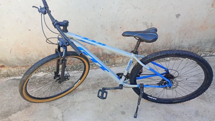 Bicicleta GTI usada,em perfeito estado vem com capacete de brinde