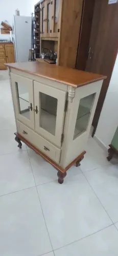 Mini Cristaleira MDF, Com Pés E Tampo Em Madeira