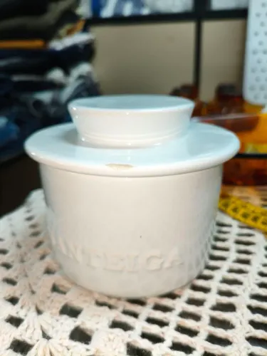 Mantegueira porcelana Lojas Riachuelo com um pequena lasca na tampa tam.0,12x0,15cm 