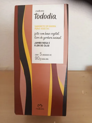 Sabonete todo dia jambo rosa e flor de caju.