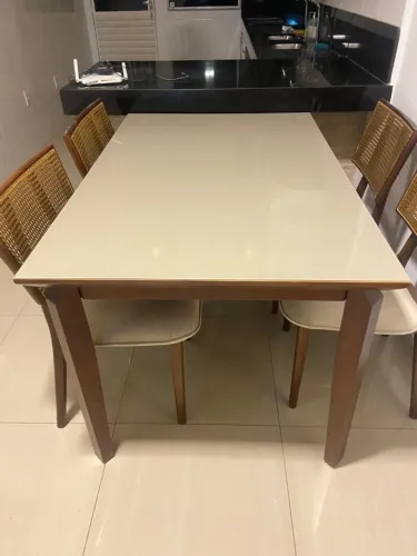 Mesa de jantar 4 lugares - madeira maciça e cadeiras em palhinha natural (rattan)