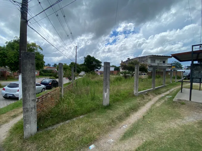 Terreno de esquina à venda na Av. Fernando Osório, Três Vendas - 850 m² de área total, com