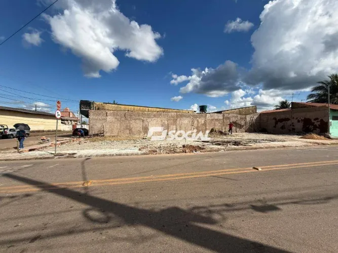 Terreno de esquina na Rua Tancredo Neves à venda, 380 m² por R$ 350.000 - Caladinho - Port
