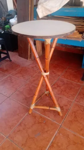Mesa redonda com duas banquetas de madeira