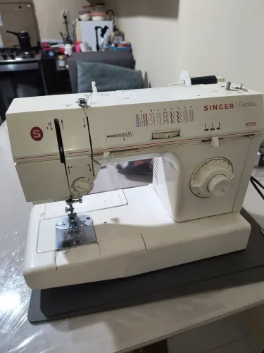 Máquina de costura Singer facilita 