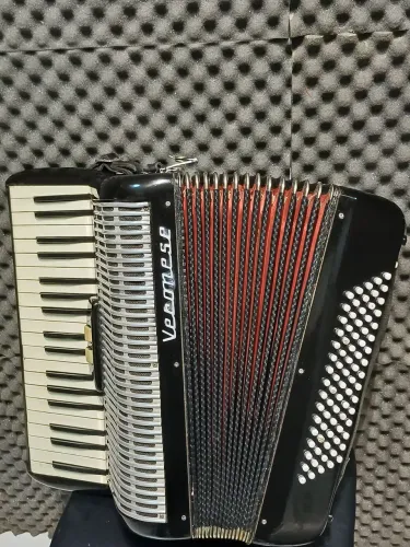 Acordeon Veronese 80 baixos afinada.