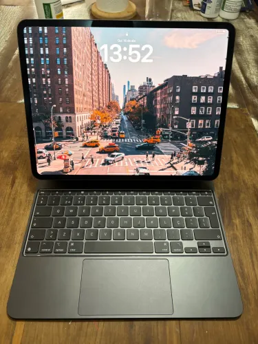 iPad Pro M4 13? com Smart Folio Original (não é o teclado da foto)