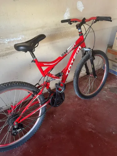 Bicleta com amortecedores muito boa.