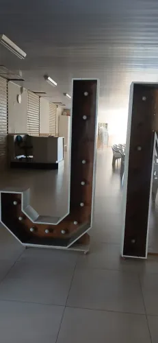 letras em madeira e luzes para decoração.