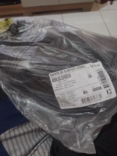 Sapato de elástico lateral.