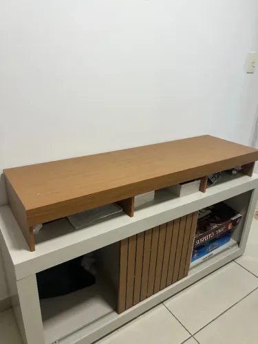 Rack para TV com Painel Suspenso em Madeira