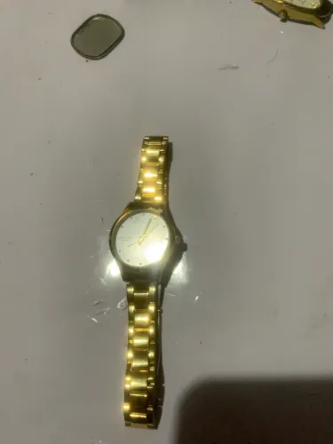 relógio de pulso feminino dourado da marca Lince