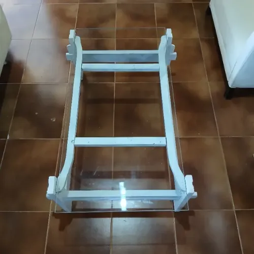 Mesa de centro em madeira com tampo de vidro