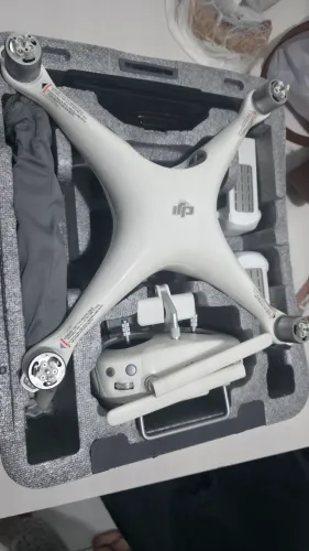 DJI Drone Phantom 4 Pro com 2 Baterias (Muito Conservado) 