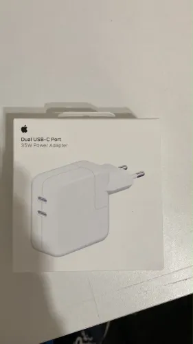 Carregador Apple 35W com 2 portas USB-C.
