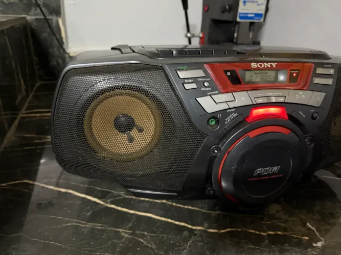 Rádio Sony antigo lindo