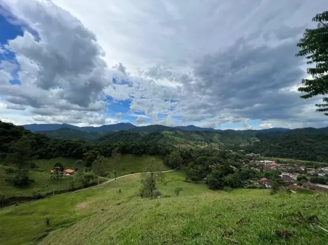 Lindo terreno de 20 mil m2, com escritura e RGI, a poucos minutos da vila de Visconde de M