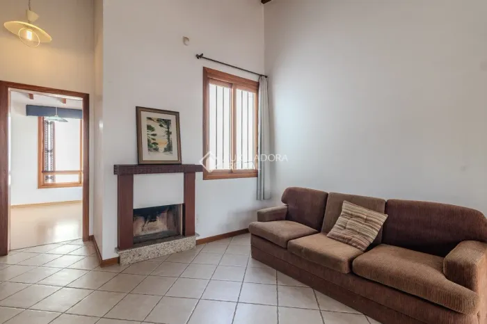 Casa residencial à venda no bairro Floresta com 309 m² e 4 dormitórios/quartos.