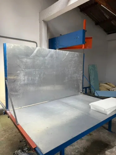 Laminadora vertical para espumas