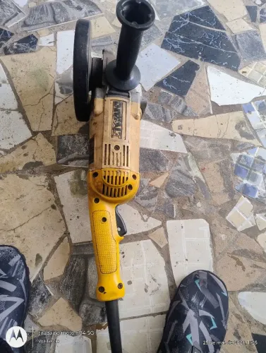 Lixadeira angular Dewalt 2200W V127