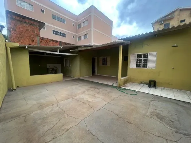 Aluga-se Casa