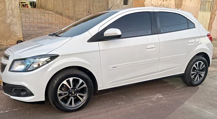 Chevrolet Onix Hatch LTZ 1.4 8V Flex Power Mec. 4P 2014