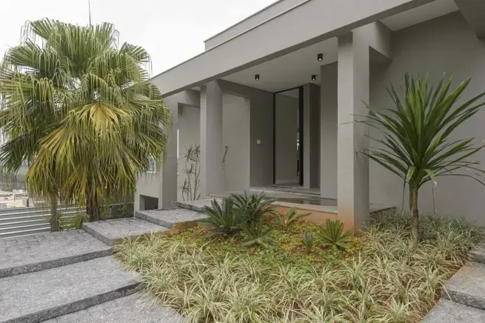Casa para aluguel possui 380 metros quadrados com 4 quartos