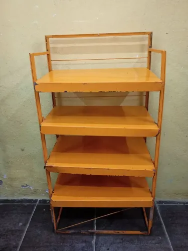 Prateleira de ferro , medindo 0.69 x 0.40 x 1.30 . Em boas condições.