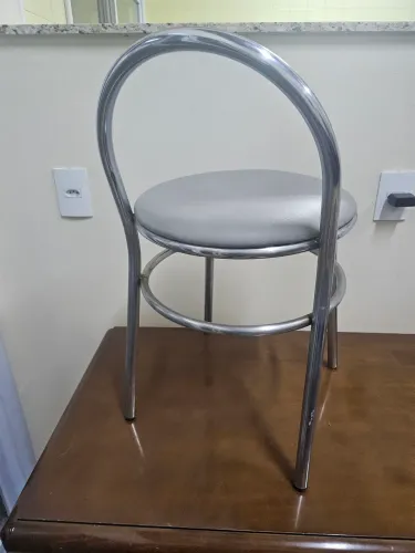 Baqueta  para diversos Ambientes de metal e assento em couro cinza 