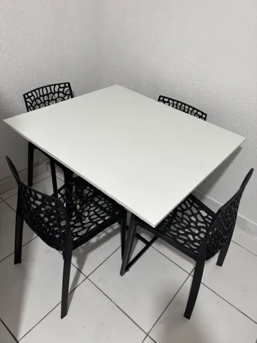 Mesa c/4 cadeiras - (NOVA)