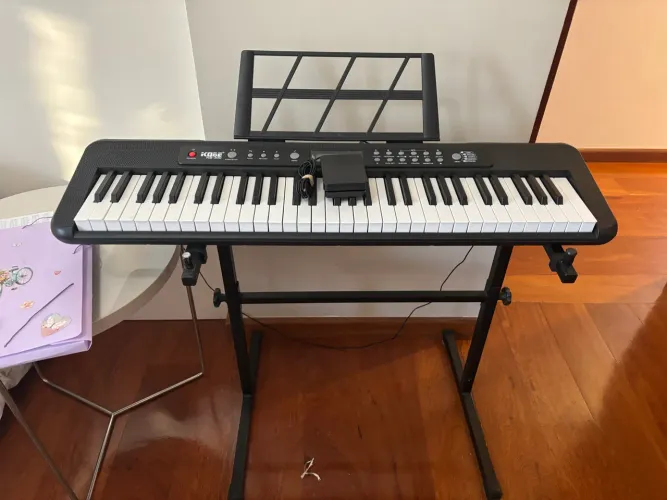Teclado Kobe KB300 5/8 61 Teclas com Sensibilidade ao Toque com Pedal Sustain