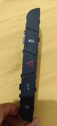 Botão de comando para Onix ,Tracker 2020/2024 Alerta,pisca ,porta mala,e trava