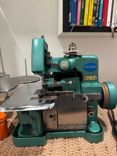 MÁQUINA DE COSTURA OVERLOQUE SEMI INDUSTRIAL 