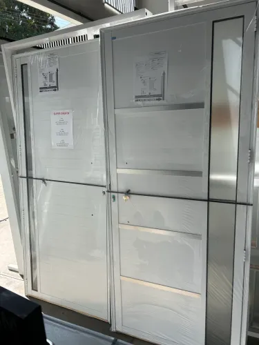 PORTA LAMBRIL COM PUXADOR, VIDRO ALUMÍNIO BRANCO LINHA 25