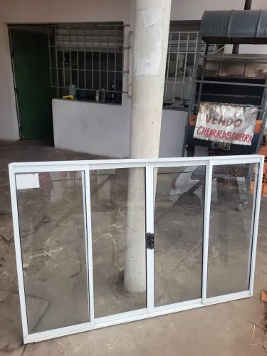 Vendo uma janela 4 falhas medindo 1,5×1,00 de alumínio com vidros