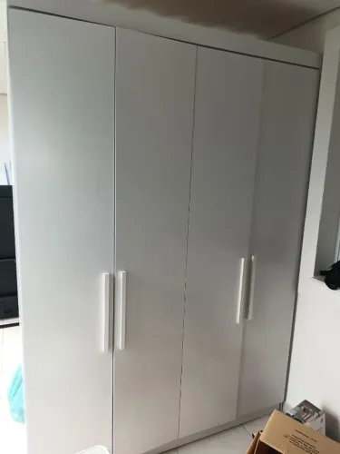 Guarda-Roupa Branco 4 Portas 1,60 x 2,40 m com Prateleiras e Cabideiro