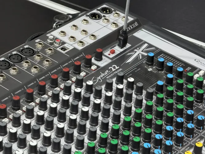 Mesa de Som Soundcraft Signature MTK 22 com Case