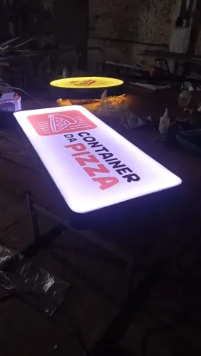 Placa luminosa com sua marca
