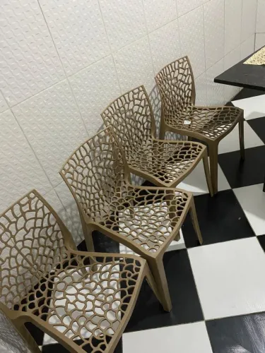 Conjunto de 4 Cadeiras de Plástico Bege/Marrom com Design Moderno