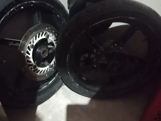Vendo rodas com pneus completo