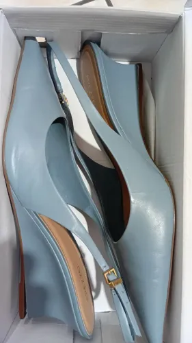Scarpin Slingback com tira traseira - cor azul - Arezzo.