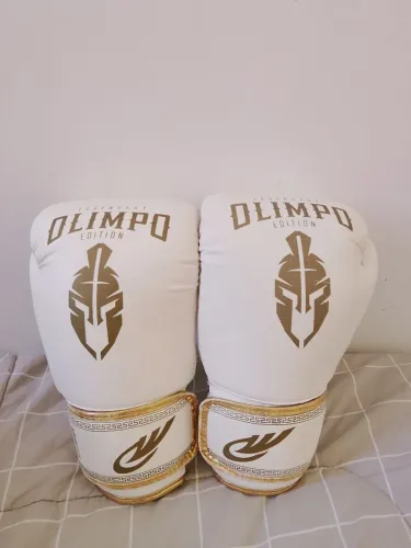Luva branca com detalhes dourados 14oz
