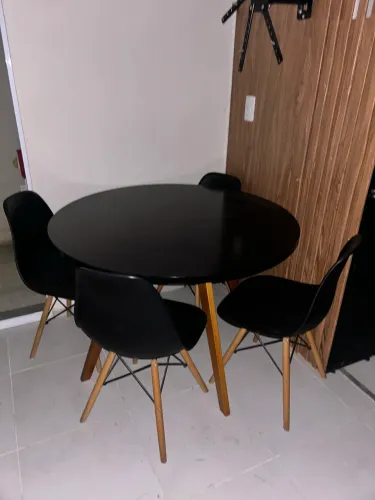 Mesa de jantar com 4 cadeiras