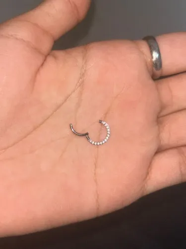 Piercing de orelha cravejado em aço inoxidável da vivara novinho