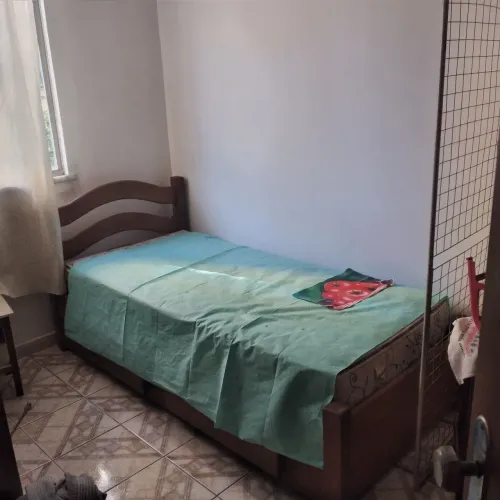 Cama de solteiro em madeira
