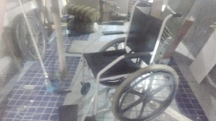 Cadeira de rodas semi nova